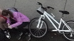 Cientos de ciclistas desnudos protestan contra el despliegue de la Guardia Nacional en Portland el 12 de octubre de 2025.