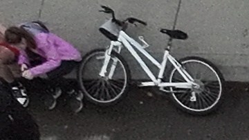 Cientos de ciclistas desnudos protestan contra el despliegue de la Guardia Nacional en Portland el 12 de octubre de 2025.