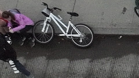 Cientos de ciclistas desnudos protestan contra el despliegue de la Guardia Nacional en Portland el 12 de octubre de 2025.