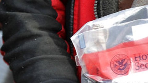 Inmigrante menor de edad detenido por las autoridades migratorias