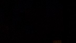 En un pequeño pueblo de Texas, Raymond Brown, un electricista de apariencia blanca, se ve atrapado entre dos mundos: el de los blancos y el de los mexicanos.