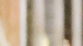 Agentes federales se acercan a una protesta frente a una instalación de ICE en Portland, Oregon.