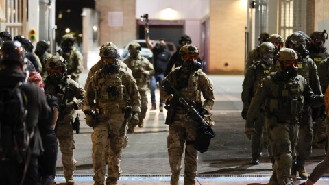 Agentes federales se acercan a una protesta frente a una instalación de ICE en Portland, Oregon.