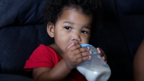 Más de 6 millones de personas reciben beneficios del Programa Especial de Nutrición Suplementaria para Mujeres y Niños, conocido como WIC.