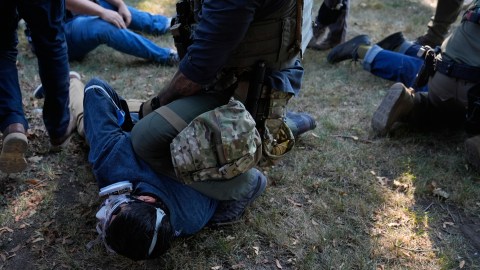 Agentes detienen a manifestantes cerca de un centro de detención de ICE a 12 millas de Chicago.