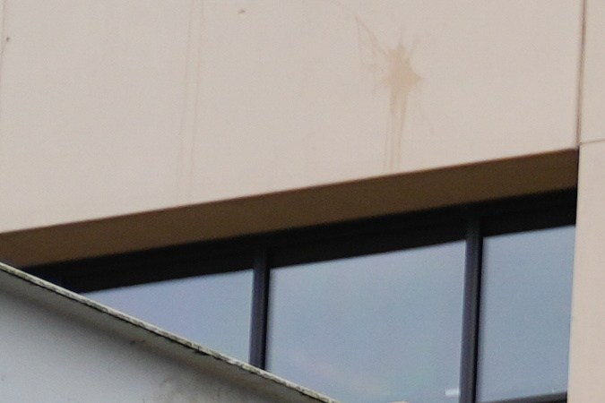 La gente protesta disfrazada frente a un edificio de ICE en Portland mientras los agentes regresan después de custodiar vehículos que salían de la instalación.