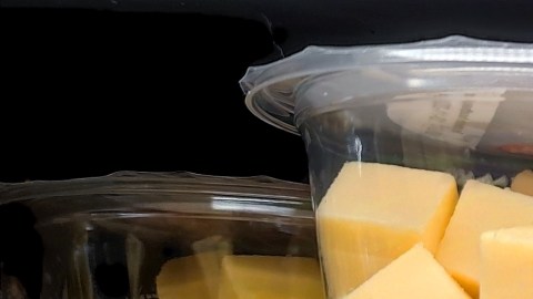 Virus de la gripe aviar puede sobrevivir durante meses en algunos quesos