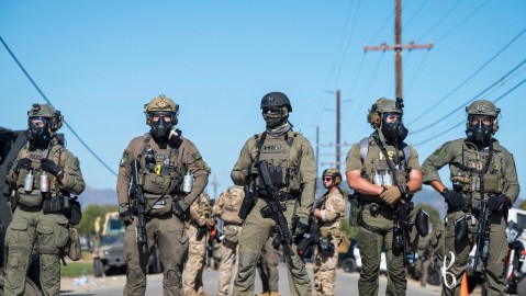 Agentes federales participan en una redada de ICE en una zona agrícola de Camarillo, en California.