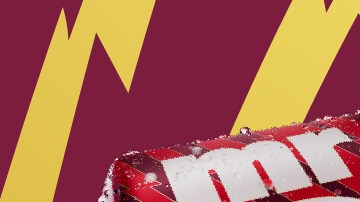 Lata del nuevo Mr. Pibb de Coca-Cola con diseño granate y toques dorados, parte de su relanzamiento en 2025.