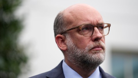 Russell Vought dijo que el cierre del gobierno es una oportunidad para despedir a más de 10,000 empleados federales.