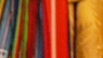 El presidente Trump sostiene gráficos mientras habla sobre la economía en el Despacho Oval en agosto de 2025.