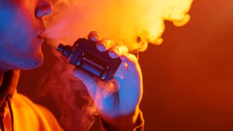 Consumidores de tabaco han disminuido, mientras que los de cigarrillo electrónico van en aumento, según la OMS