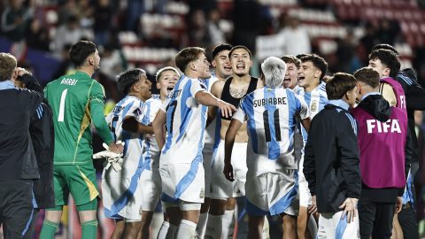 GR4018. SANTIAGO (CHILE), 11/10/2025.- Jugadores de Argentina celebran el triunfo este sábado, al finalizar un partido de cuartos de final de la Copa Mundial Sub-20 entre México y Argentina en el estadio Nacional Julio Martínez Prádanos, en Santiago (Chile). EFE/ Osvaldo Villarroel