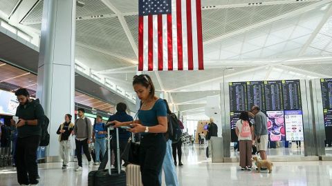 "EE.UU. está lleno": cómo Trump está limitando las vías de migración legal mientras continúa su ofensiva contra los indocumentados