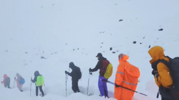 "Tuve suerte de haber salido": los testimonios de personas rescatadas del Everest tras luchar contra la hipotermia en medio de una feroz tormenta