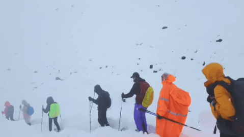 "Tuve suerte de haber salido": los testimonios de personas rescatadas del Everest tras luchar contra la hipotermia en medio de una feroz tormenta