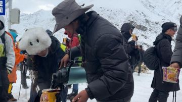 Cientos de personas atrapadas en las laderas del monte Everest enfrentan condiciones extremas mientras esperan ser rescatadas