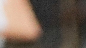 Agentes federales detienen a una manifestante fuera de un centro de ICE en Portland.