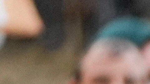 Agentes federales detienen a una manifestante fuera de un centro de ICE en Portland.