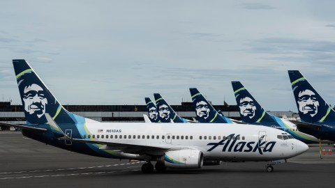 Alaska Airlines detuvo todos sus vuelos el jueves por una falla técnica.