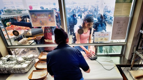 El programa de desayunos y almuerzos escolares puede ayudar a familias si continúa suspendida la entrega de SNAP: