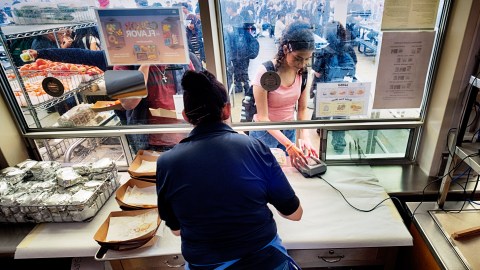 El programa de desayunos y almuerzos escolares puede ayudar a familias si continúa suspendida la entrega de SNAP: