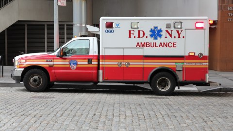 Aunque en principio se negó, el joven mexicano tuvo que ser trasladado en ambulancia en Nueva York, lo que empezó a acumular sus gastos médicos.
