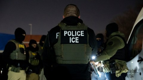 Según denunció el esposo de la inmigrante, estuvo esposada de manos, pies y cintura durante su traslado, y pasó jornadas de hasta 12 horas sin comida.