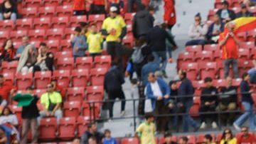 AME5099. SANTIAGO (CHILE), 04/10/2025.- Jugadores de Brasil forman este sábado, previo a un partido del grupo C de la Copa Mundial Sub-20 entre España y Brasil en el estadio Nacional Julio Martínez Prádanos, en Santiago (Chile). EFE/ Esteban Garay