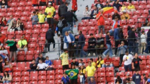 AME5099. SANTIAGO (CHILE), 04/10/2025.- Jugadores de Brasil forman este sábado, previo a un partido del grupo C de la Copa Mundial Sub-20 entre España y Brasil en el estadio Nacional Julio Martínez Prádanos, en Santiago (Chile). EFE/ Esteban Garay