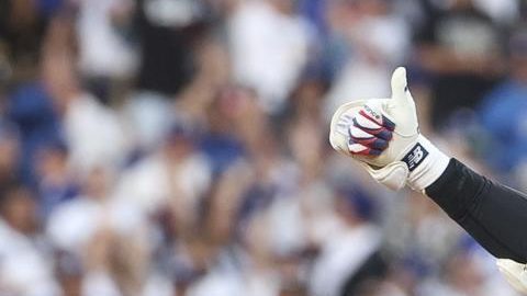 El estelar Shohei Ohtani recorre las bases luego de abrir el juego con jonrón. Los Dodgers tomaron una amplia ventaja y prevalecieron sobre Cincinnati en el inicio de los playoffs.