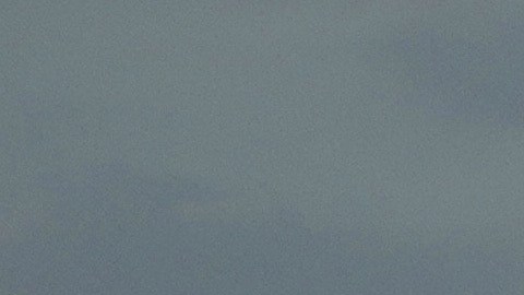 Palestinos observan el humo de los ataques militares israelíes en el centro de la Franja de Gaza, el jueves 9 de octubre de 2025.