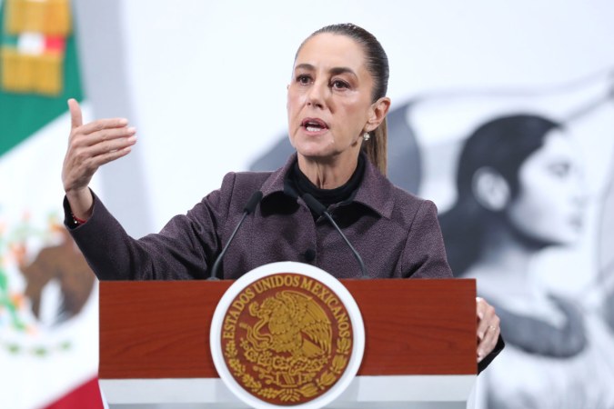 Sheinbaun dice que México busca acuerdo con Gobierno de Trump para evitar aranceles a vehículos pesados