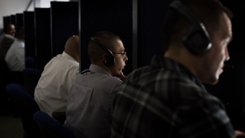 Los empleados del call center marcan números estadounidenses durante largas jornadas: algunos venden productos o servicios, otros gestionan cobros y refinanciamientos.