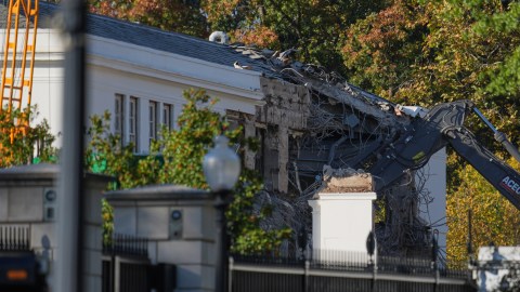 Una excavadora mecánica arrasó la fachada del ala este de la Casa Blanca.