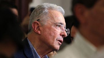 El Tribunal Superior de Bogotá absuelve a Álvaro Uribe de los delitos de soborno de testigos y fraude procesal tras la apelación del expresidente de Colombia