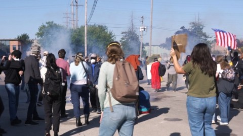 A los agentes se les prohibió utilizar armas de control de disturbios, como proyectiles y gas lacrimógeno.