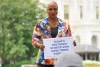 La representante demócrata Ayanna Pressley con un cartel que dice "El cierre gubernamental de Trump comenzó con el despido de trabajadores por parte de DOGE", en apoyo a trabajadores federales.