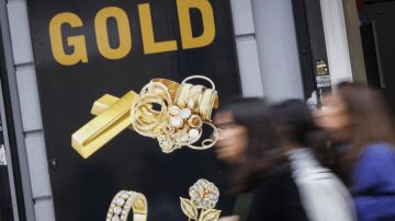 Qué tiene que ver la economía de EE.UU. con que el oro haya alcanzado su precio más alto en 100 años