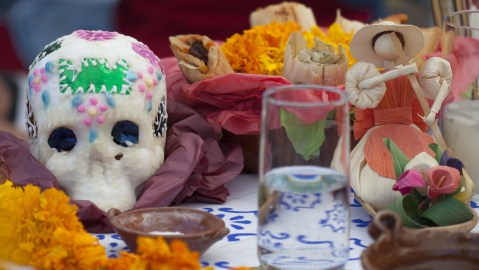 Una de las tradiciones más emblemáticas del Día de Muertos es la construcción de altares, con ofrendas, fotos y comida.