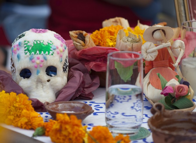 Una de las tradiciones más emblemáticas del Día de Muertos es la construcción de altares, con ofrendas, fotos y comida.