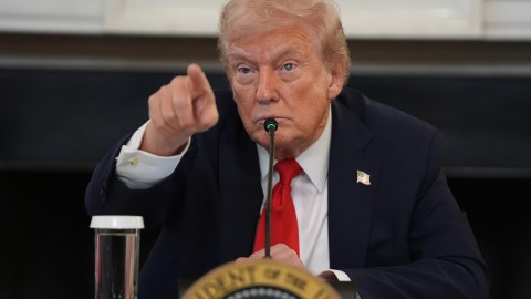 Tras el anuncio, versiones aseguran que Trump podría viajar a Medio Oriente en los próximos días.