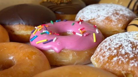 En un video viral de TikTok se ve el momento en que tiran decenas de donas de Dunkin a la basura.