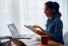Más del 35% de los estadounidenses tienen empleos secundarios, según encuesta