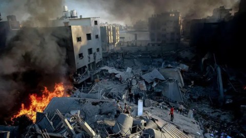 La guerra ha destruido gran parte de Gaza y los gazatíes están "desesperados" por un alto el fuego.