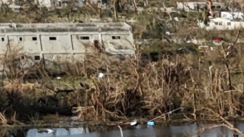La vista aérea muestra los daños causados por el huracán Melissa en Black River, Jamaica.