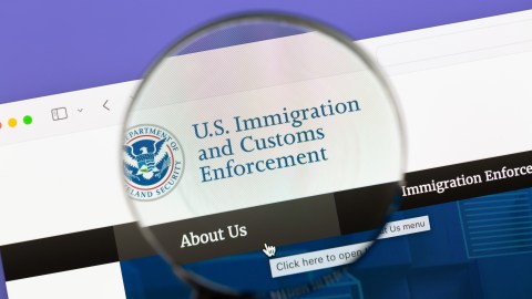 Expertos en seguridad digital recomiendan a los inmigrantes tener precaución con lo que publican en redes sociales.