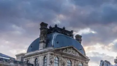 Louvre ha sido una fortaleza medieval, un castillo, un palacio y desde hace más de dos siglos un museo.