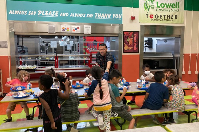 Estudiantes en su hora de almuerzo gratuito en la escuela primaria Lowell en Albuquerque, Nuevo México.