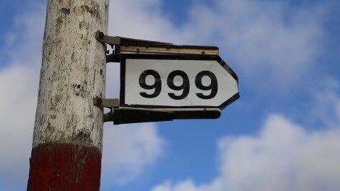 El 999 es un símbolo de cierres, según la numerología angelical.